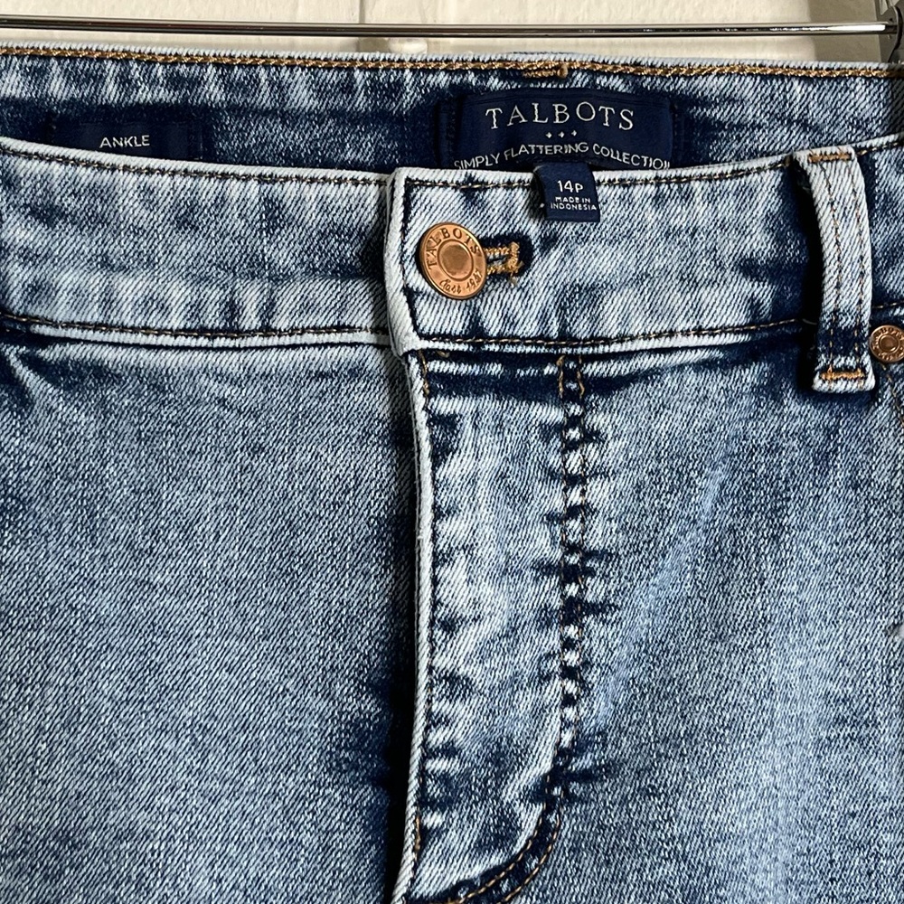 Talbots Simply Flattering Collection Ankle Acid Washed Jeans - Picture 2 of 3